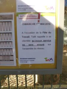 Affichette TaM Montpellier 3M annonçant l'absence de bus et de tramway, le dimanche 1er mai 2016. Photo prise à la station "Place Albert 1er", le vendredi 29 avril 2016. Copyright : Michel Bozzola
