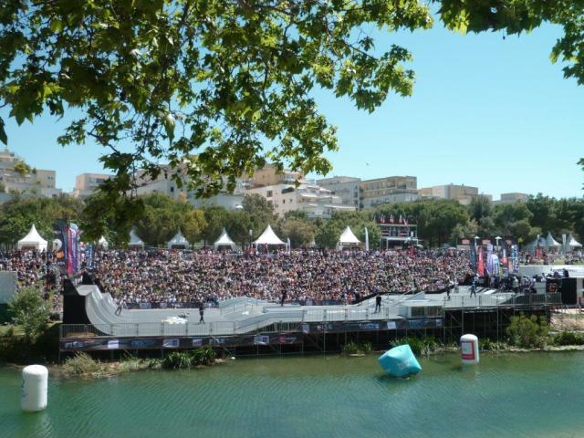 Épreuve de skate board au bord du Lez, sur un des nombreux spots du Festival International des Sports Extrêmes (FISE) à Montpellier, le jeudi 5 mai 2016. Copyright : Edouard Paris