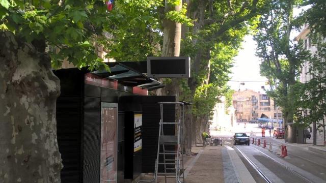 Tableau électronique d'information de la marque Solari di Udine installé au-dessus de l'abri central du quai 4b de la future station "Albert 1er - Cathédrale", le jeudi 12 mai 2016. Copyright : Edouard Paris