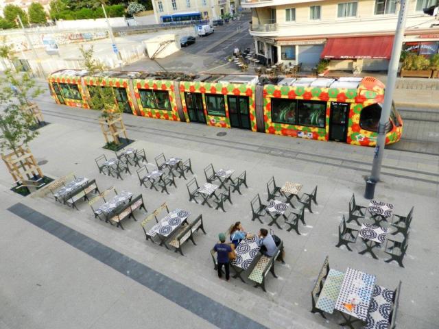 Tour de France oblige, le jeudi 14 Juillet 2016, de 7h30 à 13h00 environ, les rames opérant sur la ligne 2 auront pour terminus provisoire le quai de secours situé le long du nouveau parvis de la gare Saint-Roch, rue Jules-Ferry à Montpellier, qui vient d'être équipé de tables, bancs et chaises fixés au sol. Photo de la rame 2051 Citadis 302 Alstom prise le mardi 12 juillet 2016. Copyright : Anje34