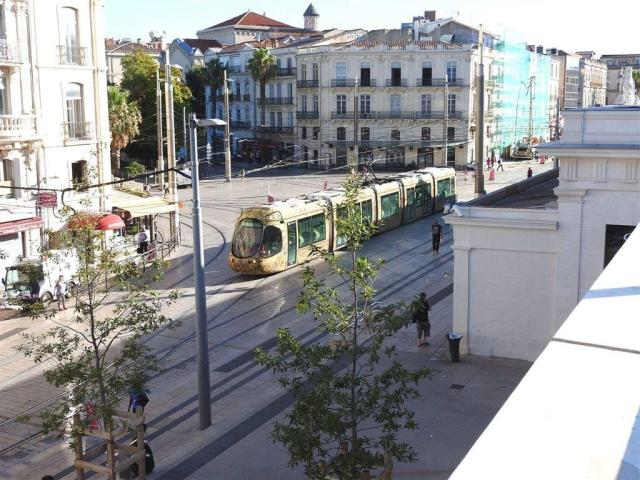 Depuis la mis en service de la ligne 4 de tramway bouclée, le samedi 2 juillet 2016, non seulement les rames circulent avec très peu de monde à bord, mais en plus elles sont régulièrement détournées de leur nouvel itinéraire comme on peut le constater ici, place Auguste-Gibert à Montpellier, où la rame 2033 Citadis 302 Alstom arrive du haut de la rue Jules-Ferry, le lundi 8 août 2016. Copyright : Anje34