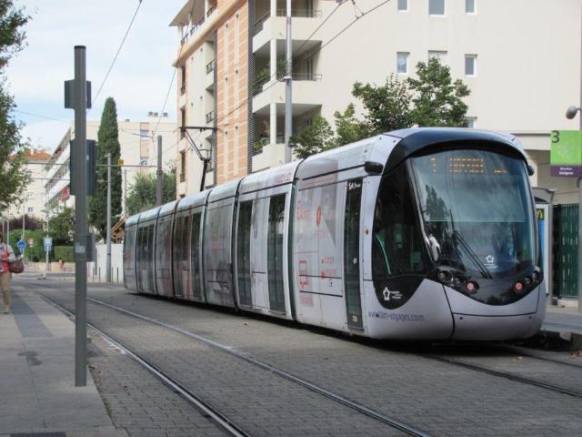La rame 2098 Citadis 402 Alstom multilignes, intégralement pelliculée Espace Mobilité en ligne TaM Montpellier 3M, est photographiée à la station "Rives du Lez" de la ligne 3, le samedi 17 septembre 2016. Copyright : Edouard Paris