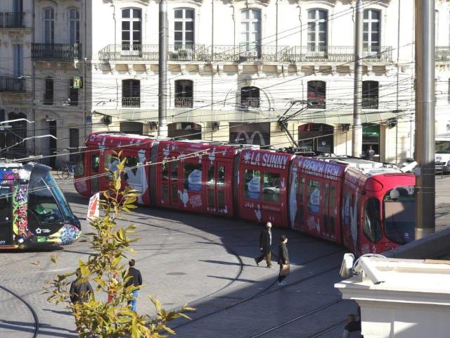 La rame 2048 Citadis 302 Alstom multilignes aux couleurs de La Sunny French Tech Attitude se retrouvera sous le feu des projecteurs le mercredi 23 novembre 2016 à l'occasion de la première édition de l'événement "Un Tramway Nommé Startup". Photo prise à Montpellier, place Auguste-Gibert, le jeudi 3 novembre 2016. Copyright : Anje34 