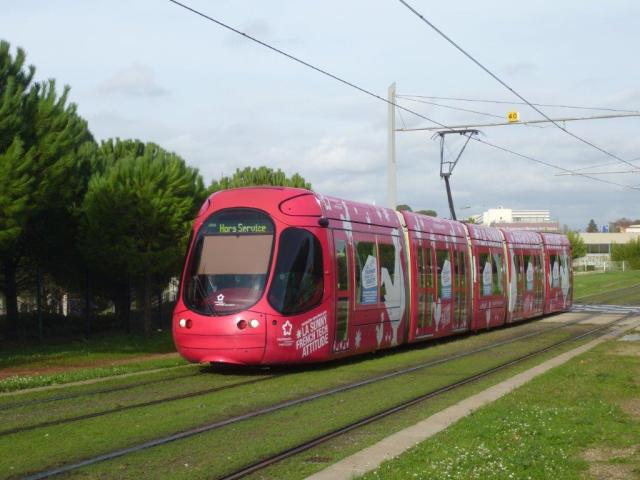 Un Tramway Nommé Startup affublé de la mention "Hors Service", ça fait tache. Photo prise entre les stations "Euromédecine" et "Malbosc" de la ligne 1, en milieu de matinée, le mercredi 23 novembre 2016. Copyright : Louis Ferdinand