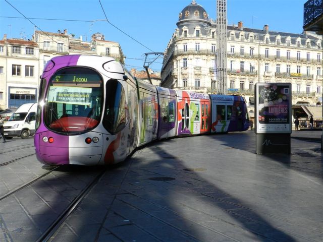 Aux couleurs de Montpellier Méditerranée Métropole, la rame 2049 Citadis 302 Alstom multilignes est photographiée à son arrivée sur la place de la Comédie, le mercredi 30 novembre 2016. Copyright : Anje34