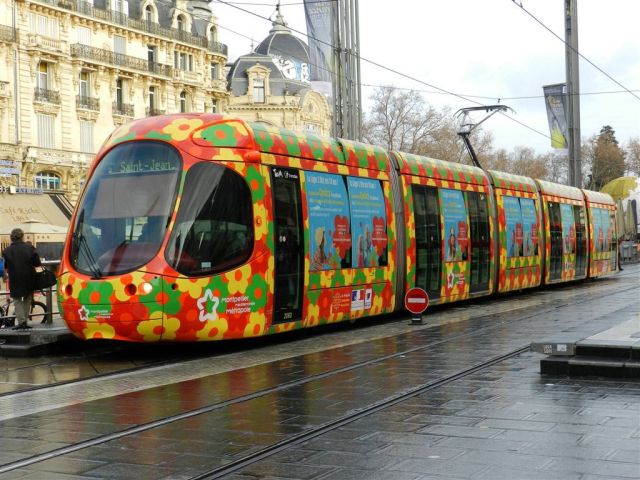 La rame 2060 Citadis 302 Alstom, dont les baies vitrées ont été pelliculées à l'occasion des 10 ans de la ligne 2, est photographiée à la station "Comédie", le vendredi 16 décembre 2016. Copyright : Anje34
