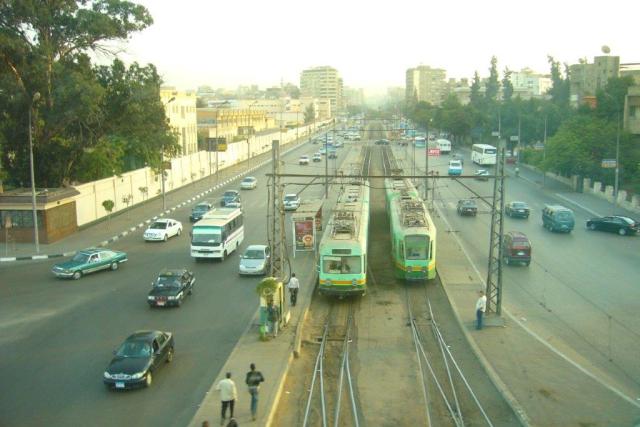 Des tramways double élément du Japonais Kinki Sharyo, de type 6000 à gauche et de type 4000 à droite, photographiés sur une large avenue de la ville d'Héliopolis, le dimanche 8 novembre 2009. Copyright : Fab