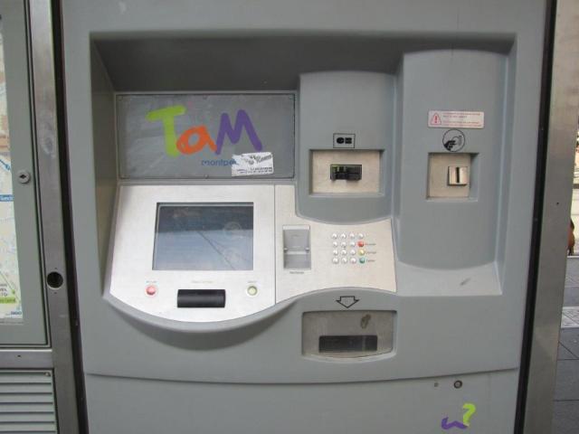 Des autocollants difficilement décollables ça existe. La preuve, celui annonçant l'opération Miss Rance 2017 appliqué sur le troisième distributeur automatique de la station "Comédie". Photo prise le dimanche 11 décembre 2016. Copyright : Edouard Paris