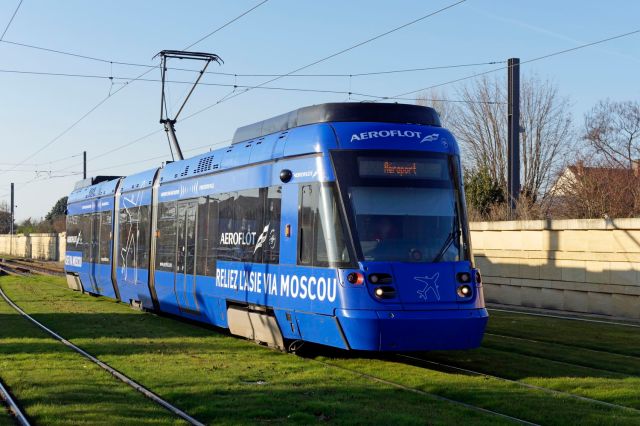 La rame 105 Tango Stadler aux couleurs de la compagnie aérienne russe Aeroflot, roulant en direction de l'aéroport Lyon-Saint Exupéry, est photographiée le mardi 27 décembre 2016 à la hauteur de la station "Meyzieu Gare" de la ligne T3 de tramway où elle passe sans arrêt sur une des deux voies dédiées à la ligne rhônexpress. Copyright : Yvon Brument