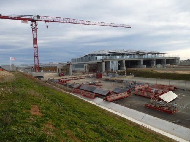 Photo de l'avancement du chantier de construction de la gare TGV Montpellier Sud de France et de celui de l'ouvrage d'art au-dessus de la future section d'autoroute A9, le dimanche 8 janvier 2017. Copyright : Michel Bozzola