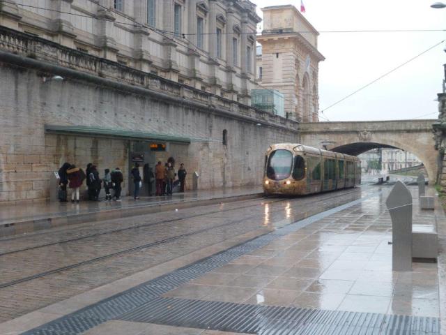 Par temps de pluie, les voyageurs du quai 4a de la station "Peyrou - Arc de Triomphe" sont mieux lotis que ceux du quai 4b. Photo prise le samedi 11 février 2017 à 15h44. Copyright : Edouard Paris