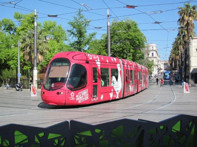 La rame 2048 Citadis 302 Alstom multilignes, à la livrée "La Sunny French Tech Attitude", est photographiée place Auguste-Gibert à Montpellier, le samedi 8 avril 2017. Copyright : Edouard Paris