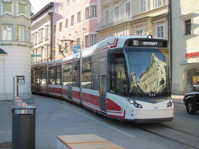 A Gmunden, la rame 128 Tramlink V3 Vossloh Kiepe, circulant en direction de Vorchdorf, est photographiée à l'approche de la station "Rathausplatz", le mardi 1er octobre 2019. Copyright : Edouard Paris