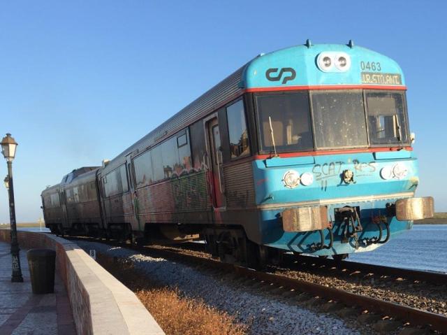 Autorail double caisse (motrice + remorque) de la série 0450 des chemins de fer portugais (CP) numéroté 0463, construit en 1965 et modernisé en 2000, photographié quelques instants après son départ de la gare de Faro (Portugal) et roulant en direction de  Vila Real de Santo António, terminus de la ligne de l'Algarve, à la frontière espagnole, le mercredi 29 mai 2019. Copyright : Christophe Clément